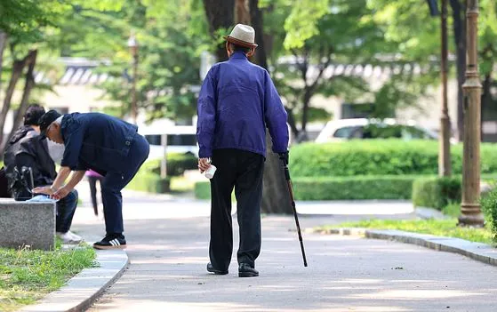 한국 인구 5명 중 1명이 65세 이상, 초고령사회 진입…생산연령인구는 70% 붕괴